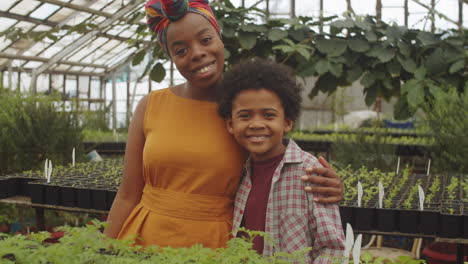 Porträt-Einer-Fröhlichen-Afroamerikanischen-Mutter-Und-Ihres-Sohnes-Im-Gewächshaus